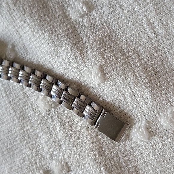 Ladies Watch,Script Stainless Steel,very Nice! EUC,only needs battery - Picture 5 of 7